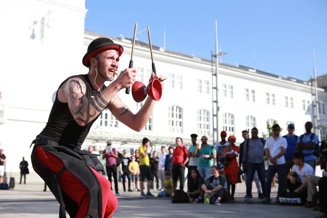 Der Street-Artist El Diabolero fasziniert mit Jonglierkünsten. | Foto: kulturschiene/Shananaira