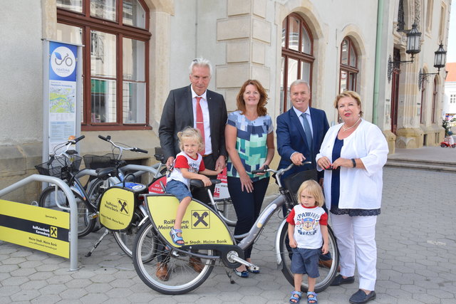 Raiffeisenbank-Direktor Andreas Korda, Christa Ruspeckhofer von der Energie- und Umweltagentur NÖ, Raiffeisenbank-Direktor Helmut Stöckl und Vizebürgermeisterin Helene Fuchs-Moser mit ihren Enkerln. | Foto: eNu
