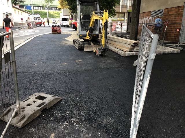 Frischer Asphalt ist schon zu sehen: Zwischen der Mariahilfer Straße und der Jurekgasse wird gerade gewerkelt.