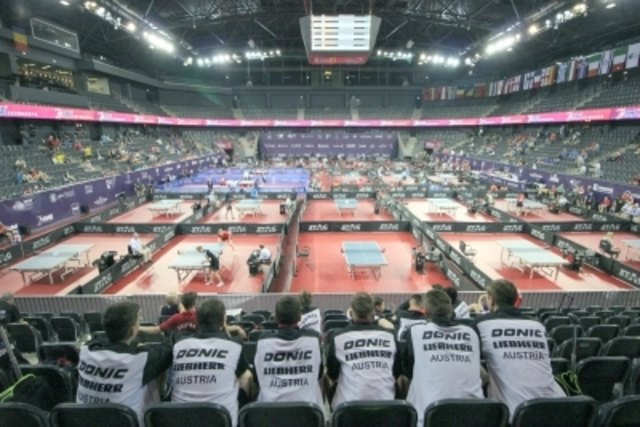 Österrreichs Nachwuchsteam blickt in die Halle von Cluj. (Rumänien)