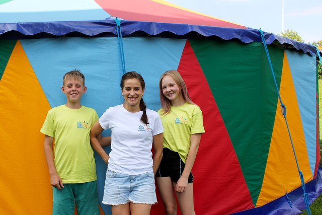 Aus der Ukraine: Mischa (13) und Vica (12) und Betreuerin Marine. Im Zirkuszelt dahinter gibt es täglich Artistik-Training
