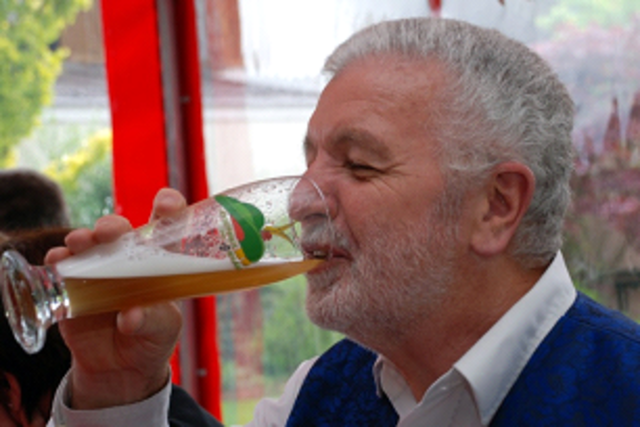 Braumeister Pepi Suitner kostet sein Josephus Bräu