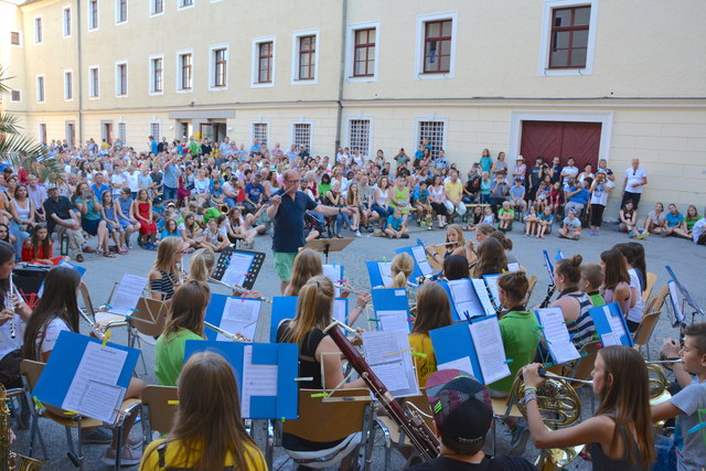 Das Abschlusskonzert unter Dirigent Manfred Six im stilvollen Ambiente des Stiftshofes begeisterte die Zuhörer. | Foto: Kohlroß