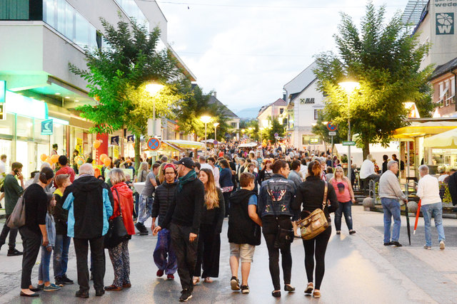 Die Feldkirchner Innenstadt wird im Rahmen der Einkaufsnacht zu einem großen Freiluft-Einkaufszentrum | Foto: Cernic