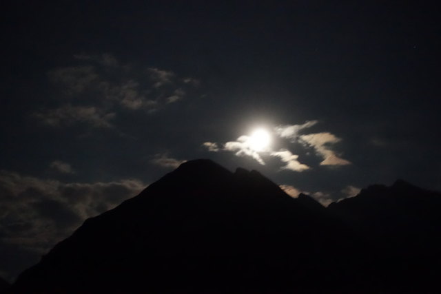 Der Mond und die Wolken am Himmelszelt bei Nacht, eins mit dem Universum, träumerische Stimmung!