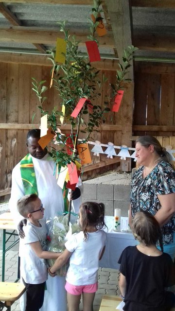 Ein Apfelbaum als Dankeschön beim Ferien-Lager der Ministranten in Sallegg. | Foto: KK