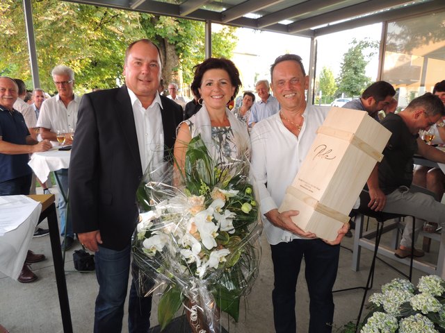 Bgm. Hubert Isker gratuliert Heidemarie und Sepp Bischof zur gelungenen Umsetzung des "Vivere im Parkcafé".