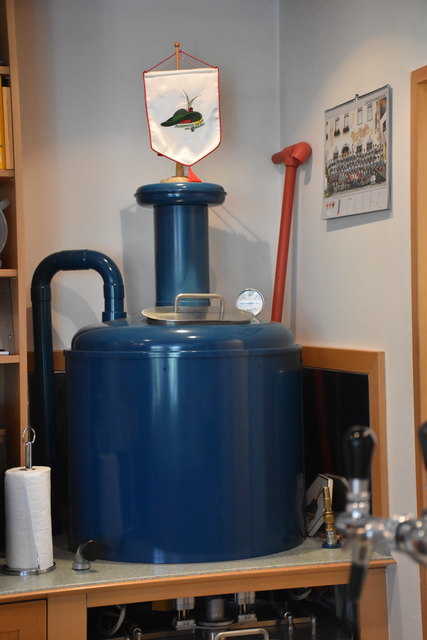 Die Kleinbrauanlage steht im Wohnzimmer