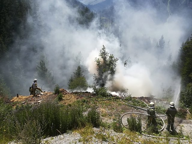 Die Feuerwehr Pfunds konnte die brennende Fläche von ca. 40 Quadratmetern mit Atemschutztrupps rasch löschen.