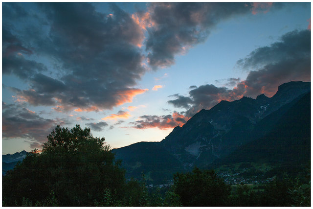 Gegen 21 Uhr bildete sich gestern ein kurzes aber auch intensives Abendrot über Grins aus. Im Bild sind 2 Dreitausender zu sehen. Links im Hintergrund der Hohe Riffler und der trapezförmige Spitz (2. Berg von rechts) am rechten Bildrand ist die Parseier Spitze. Aufnahme von meiner Terrasse aus. © Ing. Günter Kramarcsik