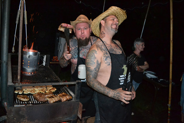 Fischamend: Grillmeister Patrick Hanzl und Markus Kirschner | Foto: Richard Schuh