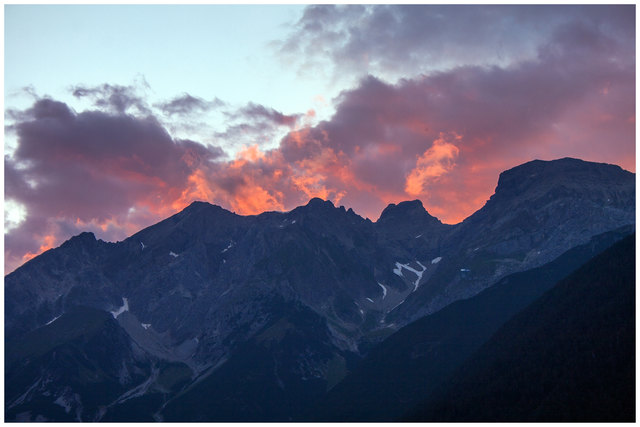 Intensives Abendrot über der Parseiergruppe (Lechtaler Alpen). Auch diese Aufnahme erfolgte mit leichten Teleobjektiv von meiner Terrasse aus. Im Vollbildmodus ist die Augsburger Hütte unterhalb vom Gatschkopf zu erkennen. © Ing. Günter Kramarcsik