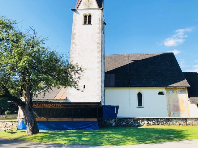 Das Warten auf den Kirchtag rund um die Kirche in Tratten