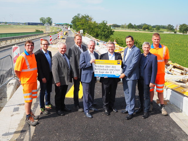 Georg Augustin (Brückenmeisterei Korneuburg), Jürgen Hahn (Abteilung Brückenbau), DI Herbert Svec (Leiter der Straßenbauabteilung Wolkersdorf), Josef Tatzber (Bgm. von Wilfersdorf), Landtagspräsident Karl Wilfing, LR Ludwig Schleritzko, DI Josef Decker (NÖ Straßenbaudirektor), DI Helmut Postl (Leiter der Abteilung Brückenbau), Stefan Anzböck (Brückenmeisterei Korneuburg).