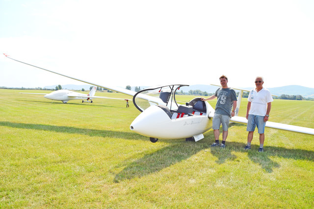 Mitmachen und Gewinnen: Union Segelfliegerclub Tulln unter Obmann Christian Reinsperger im Bild mit Horst Urban.