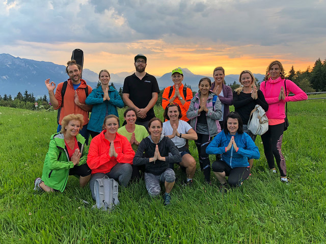 Die Teilnehmer des Bezirksblätter Afterwork-Walks mit Yoga am Gaisberg genossen den schönen Sommerabend.