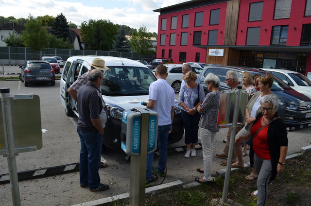 Frauen, die ihren eigenen Weg gehen, die aufeinander zugehen, die gemeinsame Wege gehen. Wir treffen uns in gemtlichen Runden um uns zu unterhalten, Katholische Frauenbewegung - Pfarre Wallern