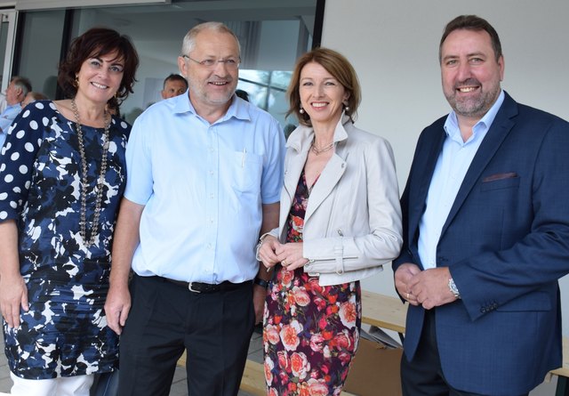 Freuen sich mit den Mietern: Petra Oberrauner, Franz Armbrust, Gaby Schaunig und Erwin Baumann