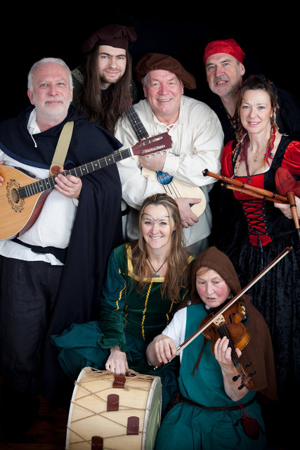 … und am Nachmittag begeistert die Gruppe „BeilStein aus dem Keltenkalk“ die Besucher des Stadtfestes. Die Keltische Folk-Rock-Band begeistert mit fröhlicher mitreißender alt-europäischer Musik. Dudelsack, Zister, Flöte und Fidel lassen Cantigas, An Dros, irische und mittelalterliche Trinklieder erschallen, temperamentvoll unterstützt durch Bass, Drums, große Trommel und mehr. | Foto: Beilstein