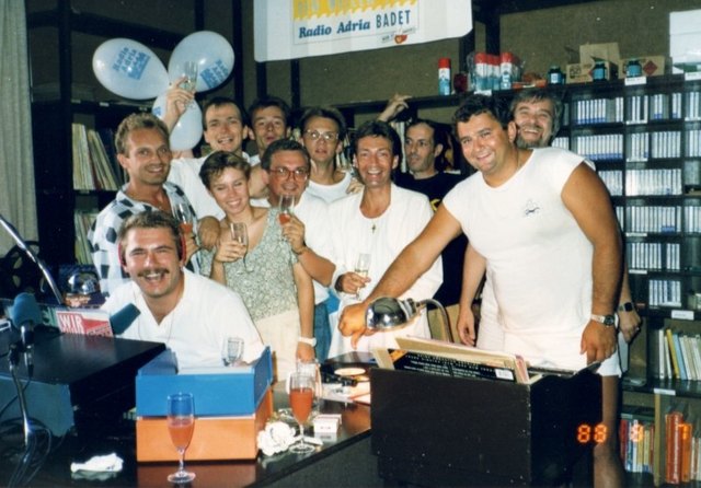 Urlaubsstimmung am Arbeitsplatz: Das Team von Radio Adria im Sommer 1988. | Foto: radio-adria@cybercom.at