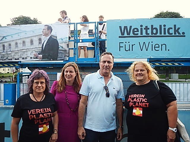 Manfred Juraczka unterstützt den Verein Plastic Planet Austria zur Plastikreduktion