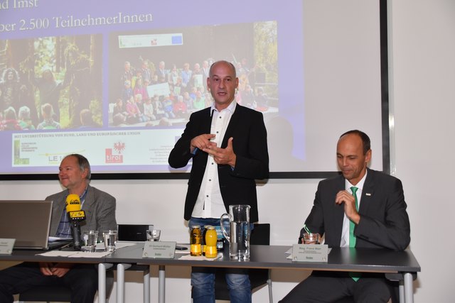 Freute sich, dass nun auch der Schutzwald einen der Veranstaltungsbausteine darstellt: Gerhard Müller von der Landesforstdirektion (Mitte)