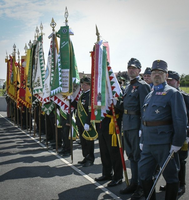 Im Kasernenhof traten heutige Soldaten und Formationen in alten Unformen an. | Foto: Militärkommando Burgenland