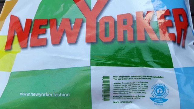 Gratissackerl ohne Gebühr bei Einkauf bei New Yorker:this bag is made out of recycled materials,warning:to avoid danger of suffocation keep this plastic bag away from babies and children.Do not use this bag in cribs,beds,carriages or playpens.This plasticbag could block nose and mouth and prevent breathing.This bag is not a toy. Made in Germany.