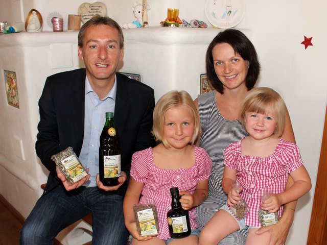 Qualitätskürbis der Familie Mader aus Theras schätzt auch LAbg. Jürgen Maier, im Bild mit Sonja Mader und ihren Töchtern Isabel und Annika (v.l.). | Foto: Gschweidl