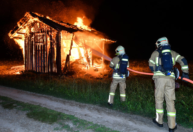 STADL IN ZIRL KOMPLETT ABGEBRANNT