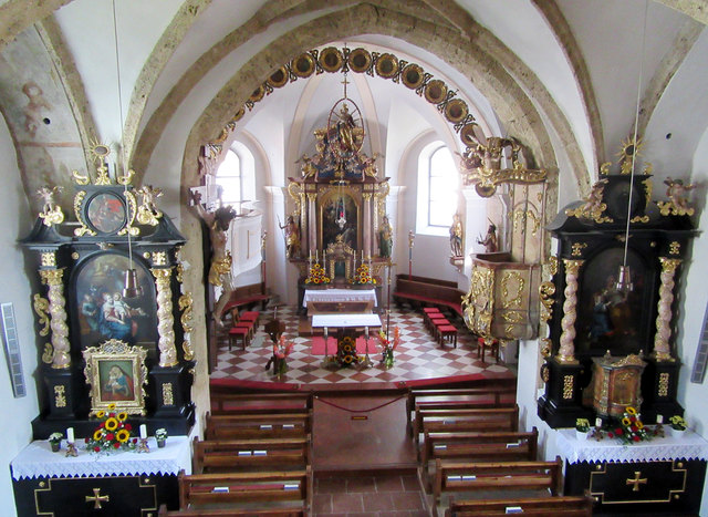 Ausblick von der Empore in den Altarraum der Pfarrkirche Faistenau