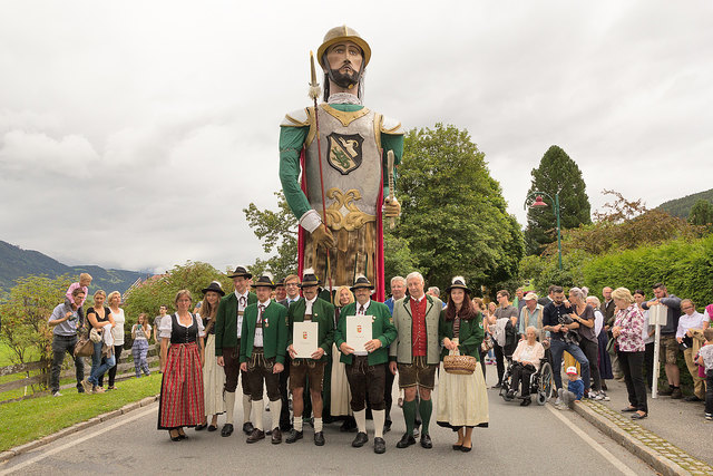 Die Samsongruppe St. Margarethen mit den Ehrengästen und den geehrten Mitgliedern – Silvia Macher, Alexandra Wieland, Wolfgang Kendlbacher, Mario Sampl, Vizebürgermeister Johann Lüftenegger, Christian Macher, Gudrun Oberkofler, Obmann Gerhard Lanschützer, Referent der Lungauer Samsone Johann König, Obmann der Lungauer Heimatvereine Eduard Fuchsberger, Jasmin Wieland mit dem Samson im Hintergrund.