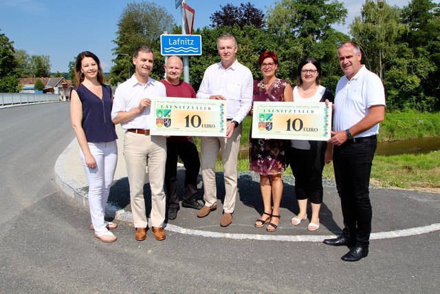 Der Lafnitztaler: Die vier Bürgermeister Wolfgang Dolesch, Gregor Löffler, Karin Kirisits und Wolfgang Eder mit Vertretern aus Neudau bei der Präsentation des Wertgutscheines.