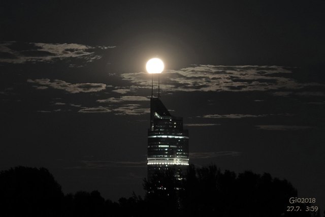 Früh morgens heute um 3:59 steckte der nahezu vollendete Vollmond auf den Antennen des Milleniumtowers fest :)