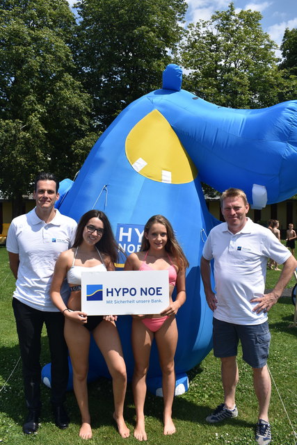 Viele Besucher im Citysplash St. Pölten. Mit dabei:
Markus Eugl (Geschäftsstellenleiter St. Pölten), Emily Hruschka, Ilvy Teufel, Werner Fischer (Kundenbetreuer) | Foto: HYPO NÖ