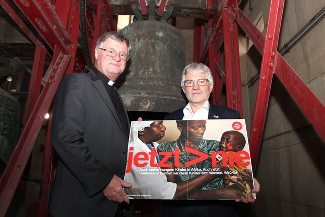 Bischof Manfred Scheurer (li.) und Caritas OÖ-Direktor Franz Kehrer "läuten" die Augustsammlung der Caritas ein. | Foto: Diözese Linz/Kraml