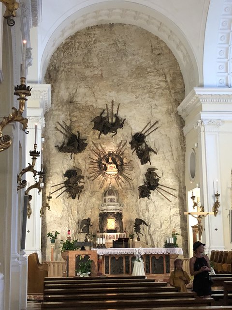 Die Nordwand hinter dem Altar besteht aus Felswänden.