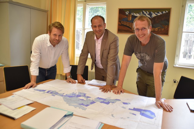 Die Techniker Matthias Philipp und Christian Kommes mit BM Daniel Stern (Mi.)