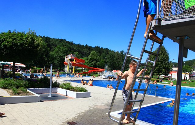 In das gut besuchte Gallneukirchner Freibad hat die Gemeinde kürzlich 250.000 Euro investiert und die Technik erweitert. | Foto: Johann Dumfarth