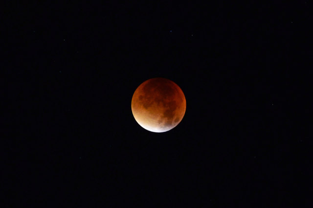 Am Freitag, 27.Juli, färbt sich der Mond blutrot, ähnlich wie auch auf diesem Bild, das im September 2015 aufgenommen wurde. | Foto: Norbert Stöckl