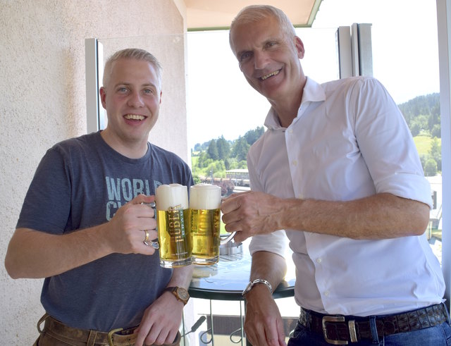 Braumeister Hannes Langreiter und Geschäftsführer Günther Huber (v. li.) gönnten sich ein Bier im Braustüberl. | Foto: Johanna Schweinester
