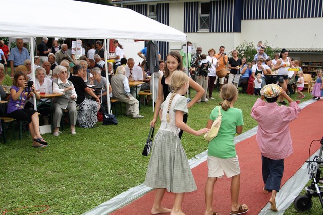 Die am roten Teppich vorgeführte Mode aus dem Kostnix-Laden kann vom Fleck weg mitgenommen werden.