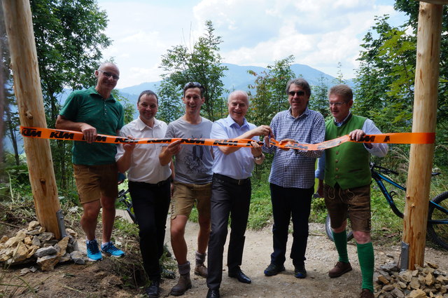 Offizielle Banddurchtrennung beim Pierergut-Trail: Finding, Lenger, Reiter, Seitinger, Pierer, Essenko (vlnr)