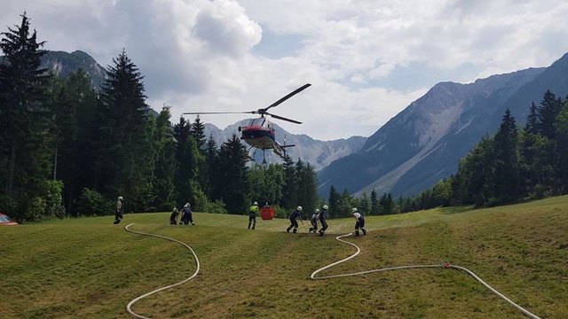 Der Polizeihubschrauber brachte das Löschwasser auf den Berg | Foto: FF Ferlach