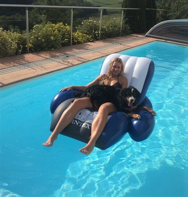 Maya die Berner Sennenhündin aus Schirka.
Auf dem Schwimmsessel ist Platz für zwei.
