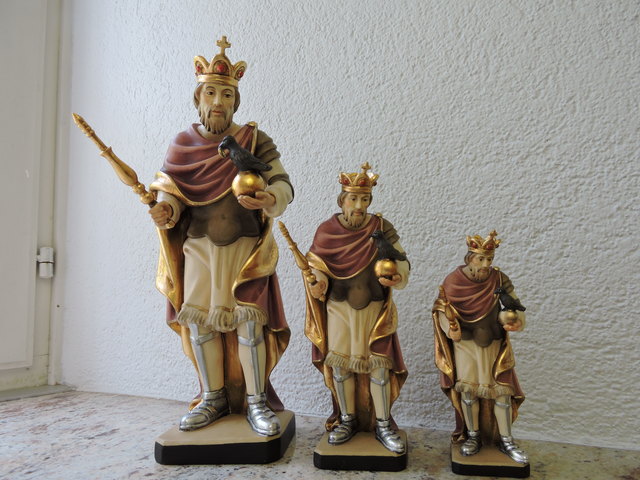 Jedes Jahr am 5. August wird in Gasen der Pfarrpatron, der Hl. Oswald gefeiert.
Heuer wird dazu eine lebensgroße Statue des Hl. Oswald gesegnet und an der Außenwand der Pfarrkirche aufgestellt.
Programm:
Um 10:15 Uhr Festgottesdienst umrahmt vom Singkreis Heilbrunn und anschließend Segnung der neuen Oswaldistatue. Im Anschluss gibt es wieder Grillhendl und die köstlichen Oswaldikrapfen.
Die Statue gibt es auch im Kleinformat zu kaufen.