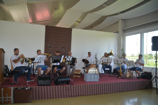 Die Bauernmusi Mischendorf spielte zünftig auf.