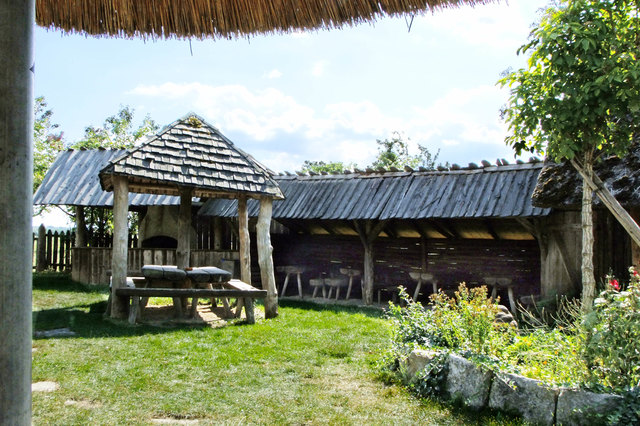 Versammlungshaus mit Kräutergarten