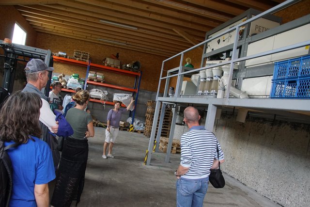 Judith Rabeder (2.r) -farmgoodies- bei einer Führung bei einer durch den Betrieb.