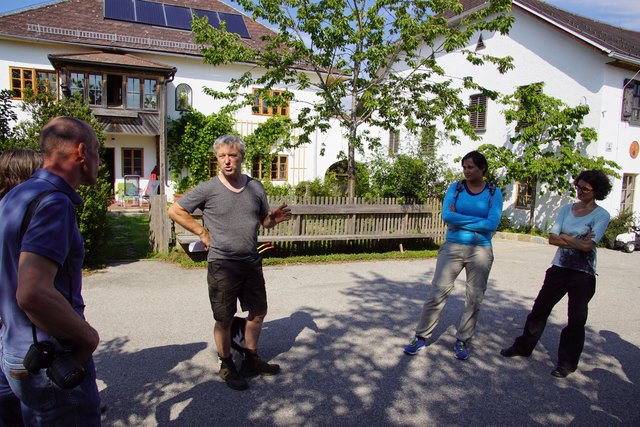 Josef Grünbacher bei der Führung durch den Biohof Ebner in Arnreit